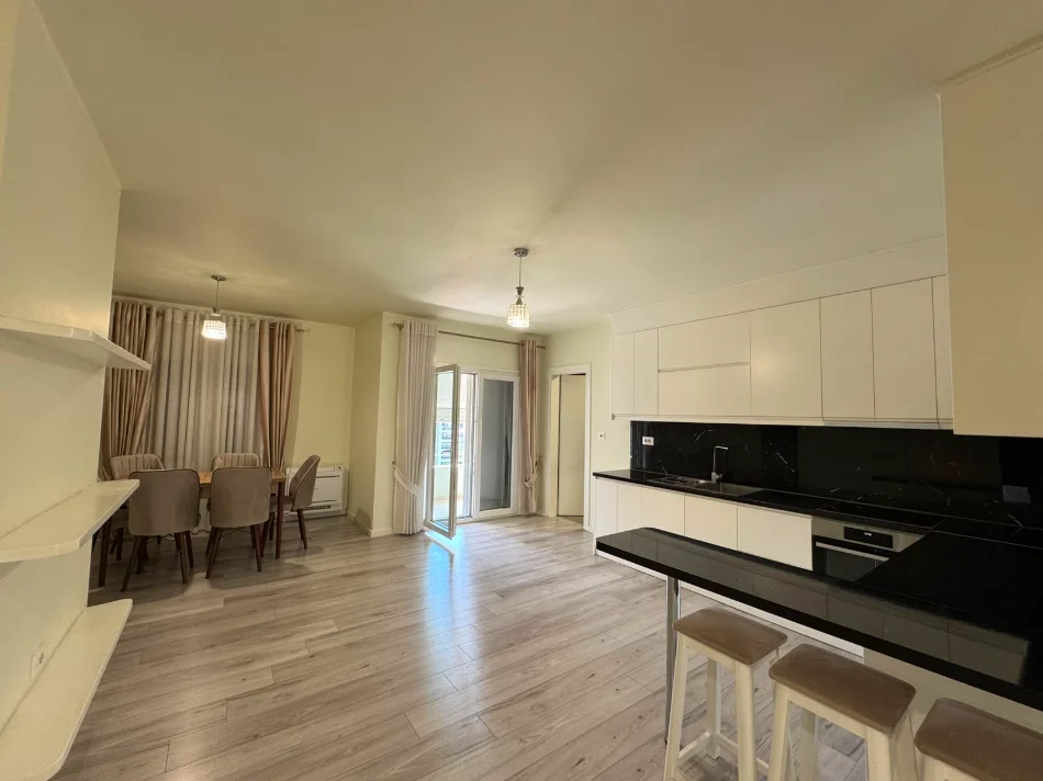 Tirane, jepet me qera apartament 2+1+Ballkon Kati 7, 136 m² 750 € (Laprake)