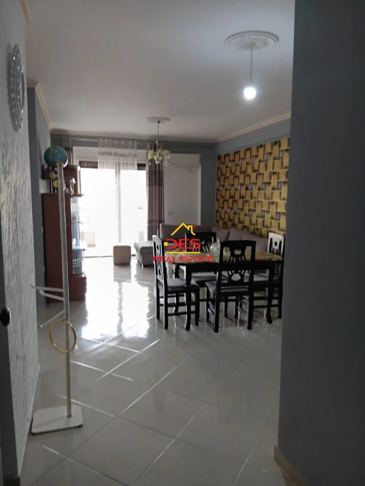 Vlore, jepet me qera apartament 2+1+Ballkon Kati 5, 110 m² 350 € (Rruga Gjergj Kastrioti)