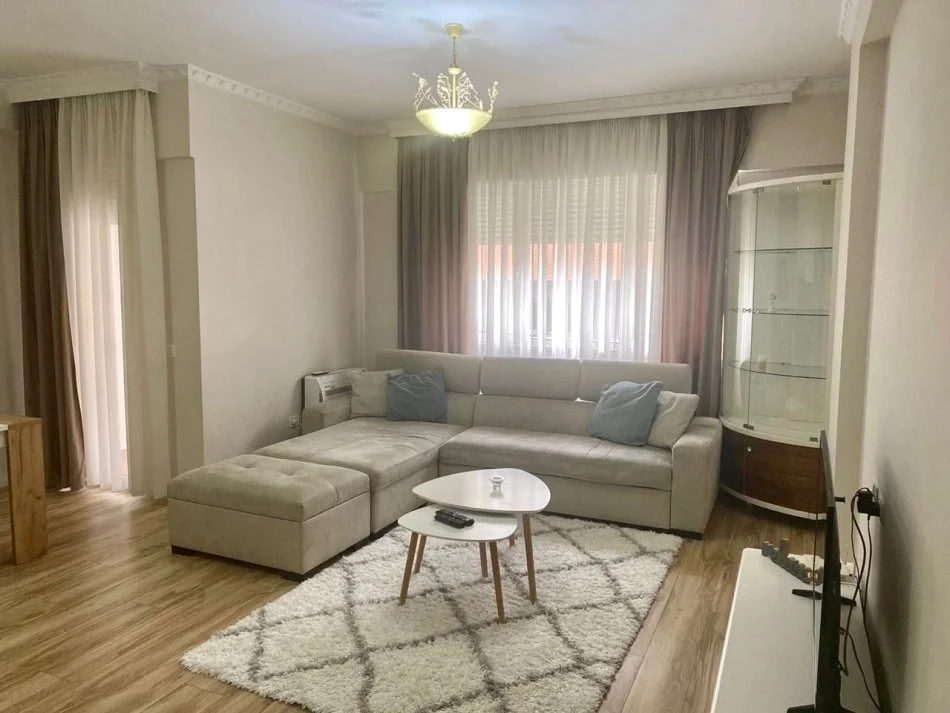 Tirane, jepet me qera apartament 2+1+Ballkon Kati 3, 100 m² 950 € (KOMUNA E PARISIT)