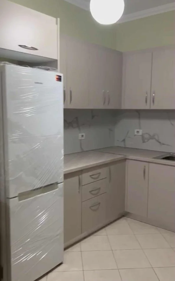 Tirane, jepet me qera apartament 1+1+Ballkon Kati 5, 74 m² 550 € (KOMUNA E PARISIT)