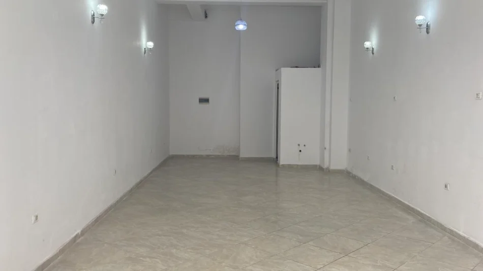 Tirane, jepet me qera dyqan , 55 m² 350 € (Astir)