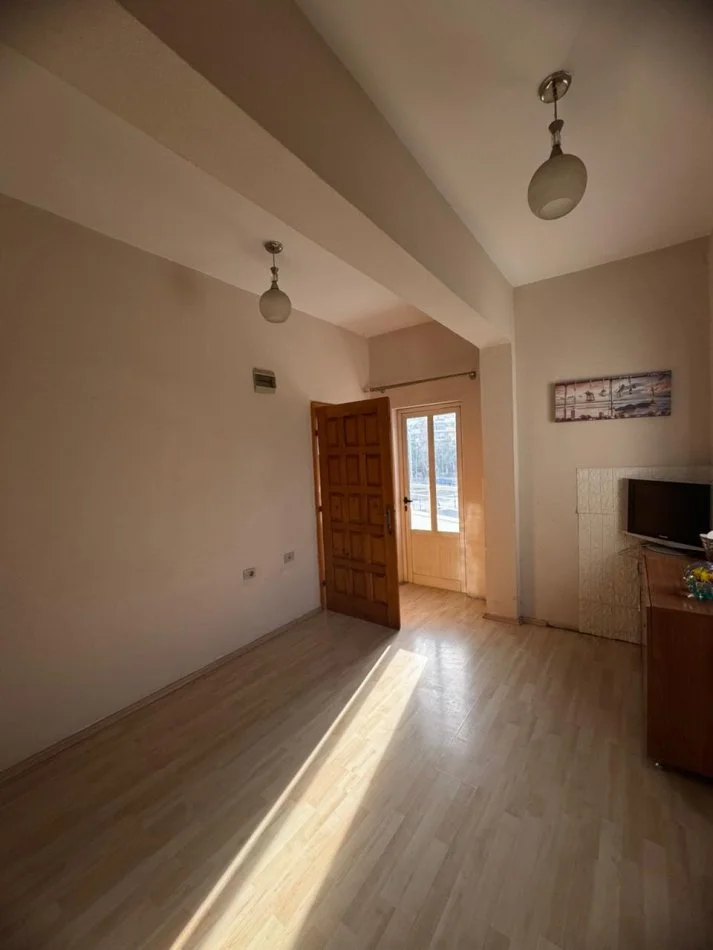 Tirane, jepet me qera apartament 2+1+Ballkon Kati 3, 80 m² 400 € (Te rrethi ne Astir)