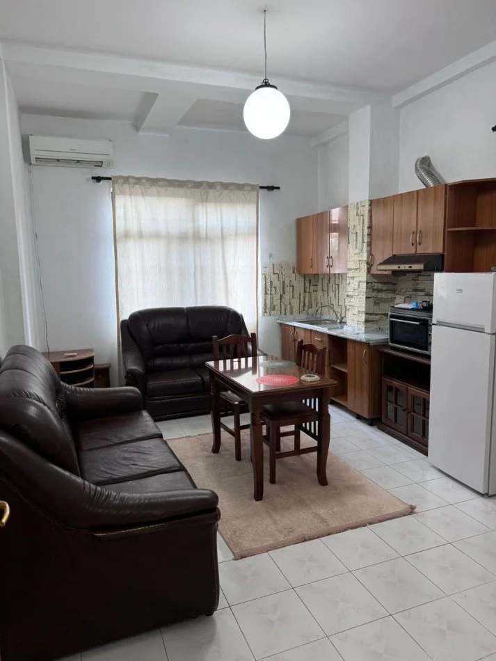 Tirane, jepet me qera apartament 1+1 Kati 1, 60 m² 500 € (rruga e Dibres)