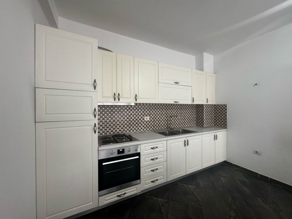 Tirane, jepet me qera apartament 1+1+Ballkon Kati 6, 65 m² 400 € (Astir)