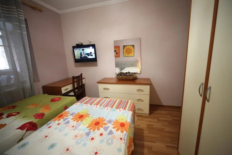 Tirane, jepet me qera apartament 2+1 Kati 3, 90 m² 700 € (Rruga Ali Ndroqi)