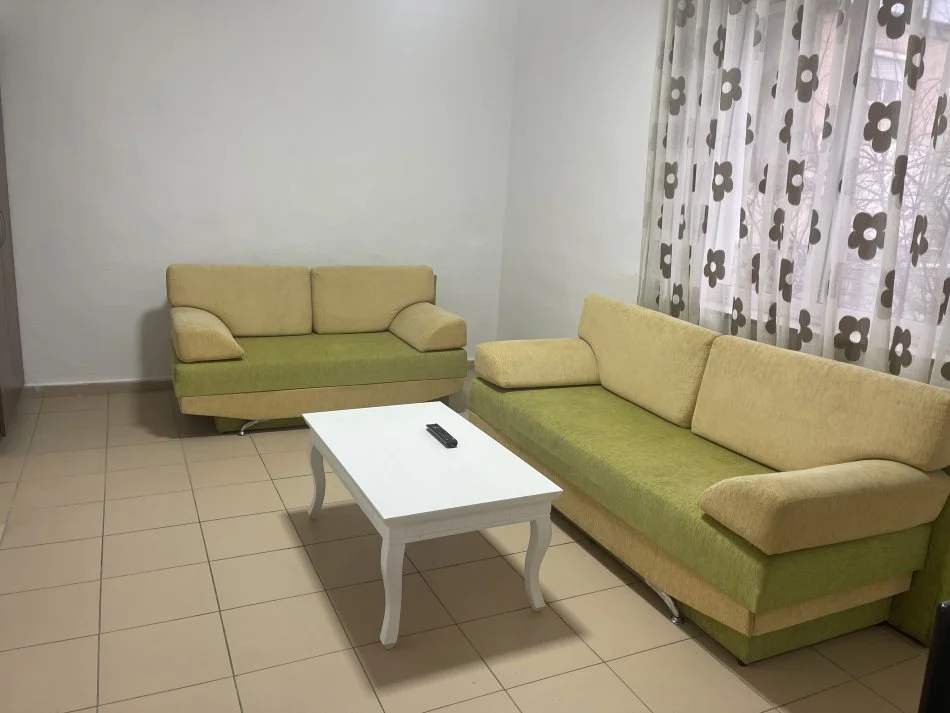 Tirane, jepet me qera apartament 1+1+Aneks+Ballkon Kati 2, 65 m² 400 € (Rruga Mine Peza)