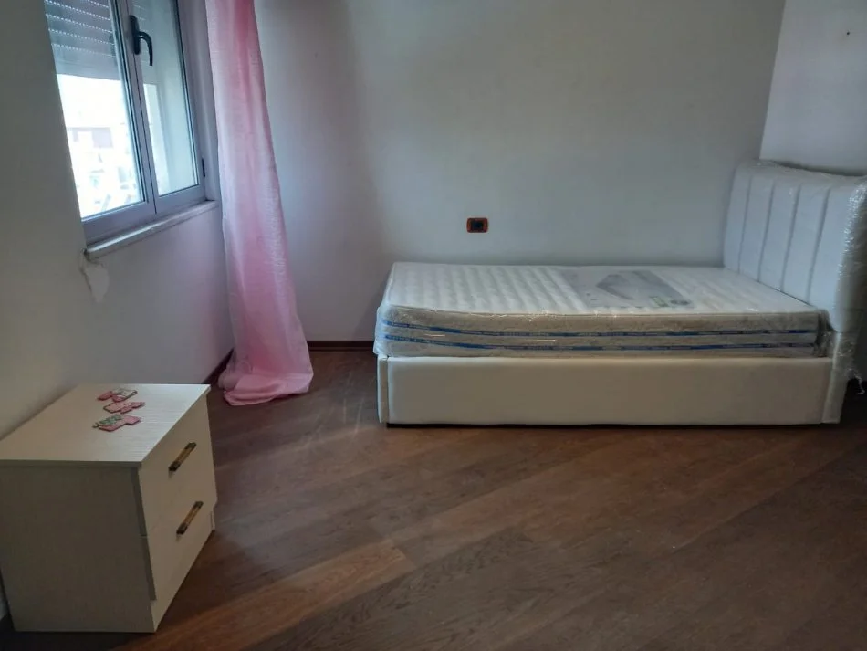 Tirane, jepet me qera apartament 3+1+Ballkon , 650 € (Don Bosko)