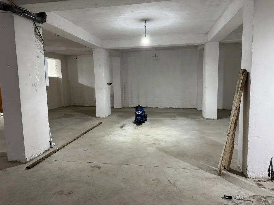 Tirane, shes ambjent biznesi , 414 m² 331.200 € (Fresku)