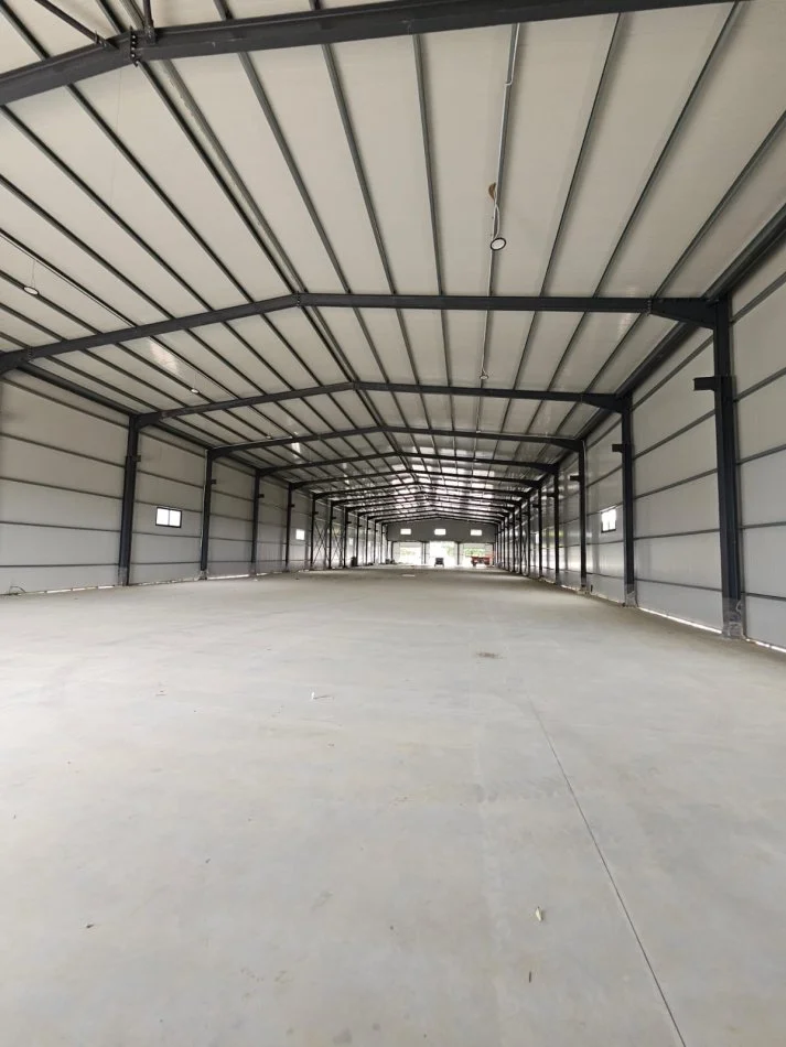 Durres, jepet me qera magazine Kati 0, 5.000 m² 6.000 € (rruga e ndroqit)