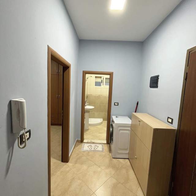 Tirane, jepet me qera apartament 1+1 Kati 4, 80 m² 40.000 Leke