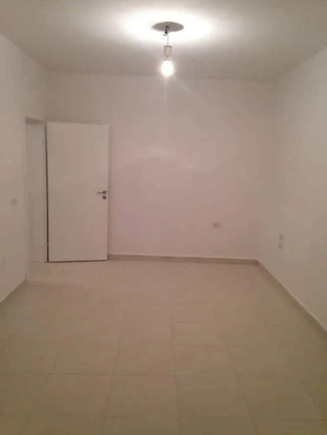 Tirane, jepet me qera apartament 3+1 Kati 2, 110 m² 300 Euro (Xhamlliku)