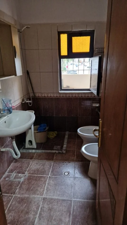 Tirane, jepet me qera apartament 2+1 Kati 1, 74 m² 500 € (Hysen Gjura)