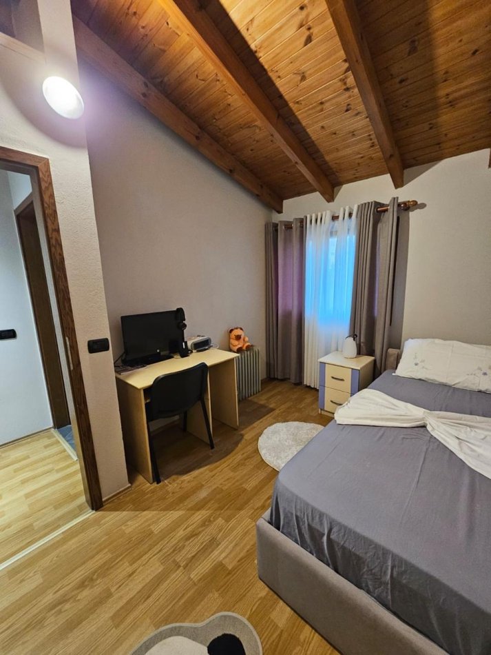 Tirane, jepet me qera apartament 2+1 , 850 € (Komuna e Parisit)
