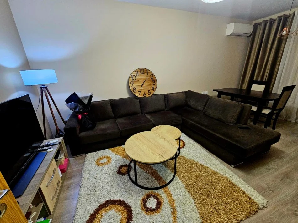 Tirane, jepet me qera apartament 1+1+Ballkon Kati 8, 65 m² 600 € (Kompleksi Kontakt, 21 Dhjetori)