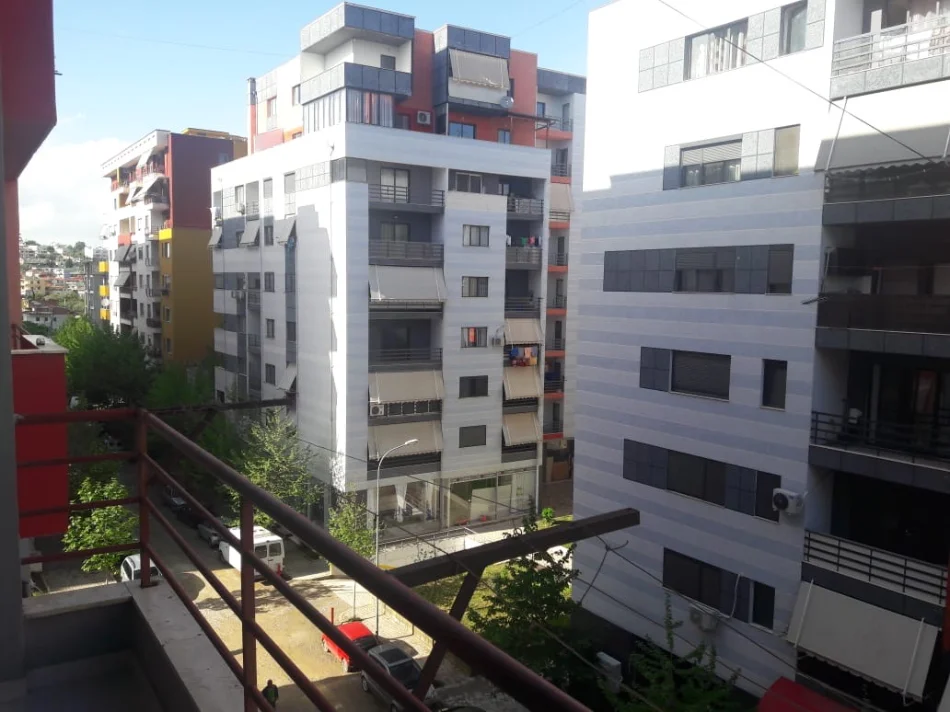 Tirane, jepet me qera apartament 2+1 Kati 4, 84 m² 400 €
