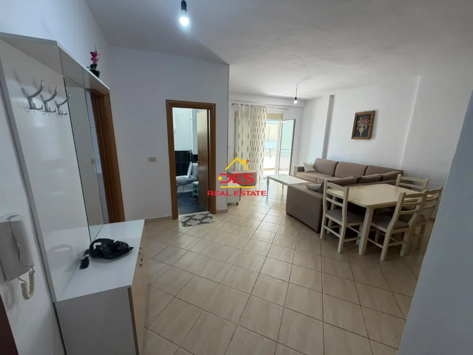 Vlore, jepet me qera apartament 1+1+Ballkon Kati 6, 70 m² 400 € (Lungomare)