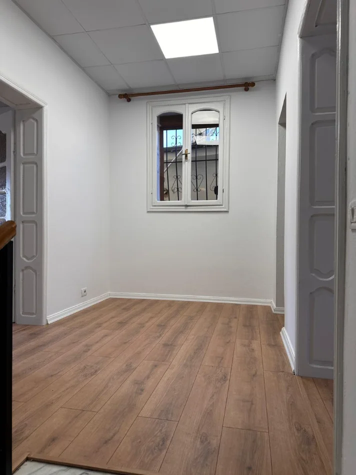 Tirane, jepet me qera aktivitet biznesi , 300 m² 1.200 € (Xhamllik)