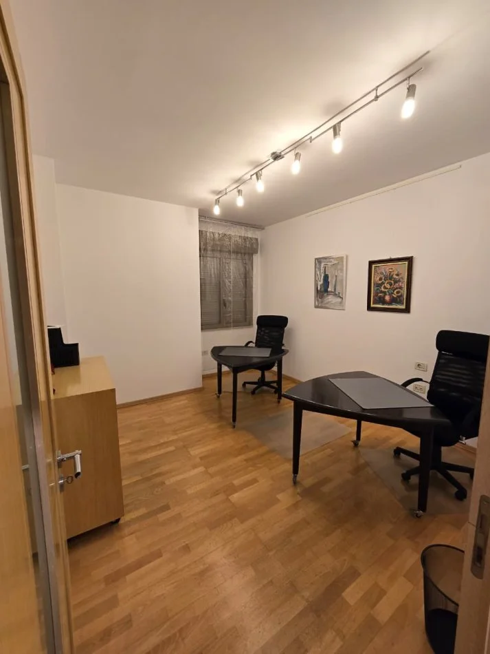 Tirane, jepet me qera zyre Kati 12, 105 m² 1.100 € (Qender)