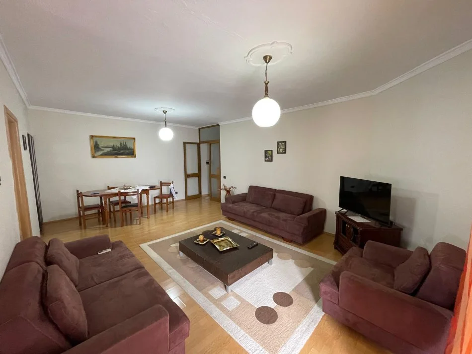 Tirane, jepet me qera apartament 2+1+Ballkon Kati 3, 84 m² 550 € (Komuna e Parisit)