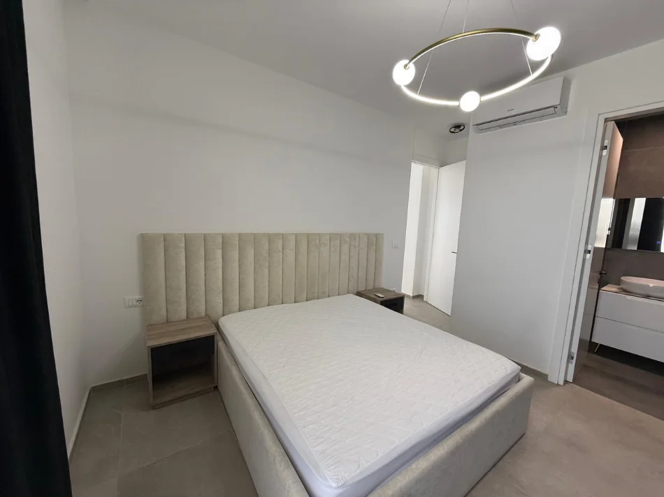 Tirane, jepet me qera apartament 2+1 Kati 1, 100 m² 1.300 € (liqeni thate)
