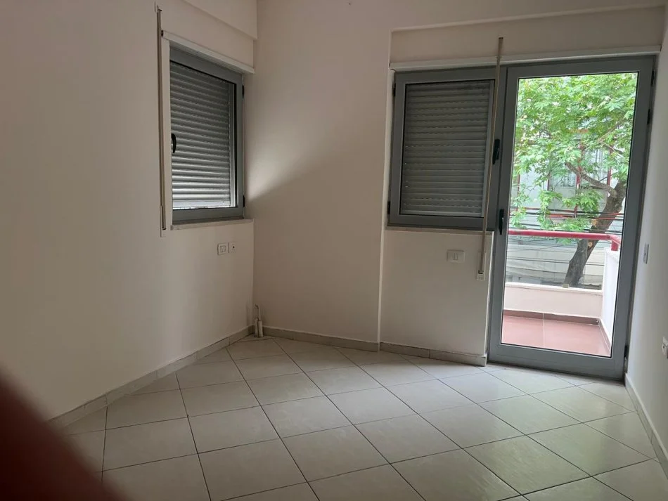 Tirane, jepet me qera apartament 1+1 Kati 1, 400 € (Tek Medreseja)