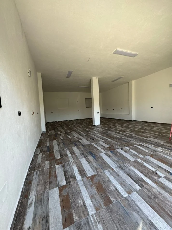 Tirane, jepet me qera magazine Kati 0, 120 m² 700 € (Rruga Tonin Harapi Kodra Priftit)