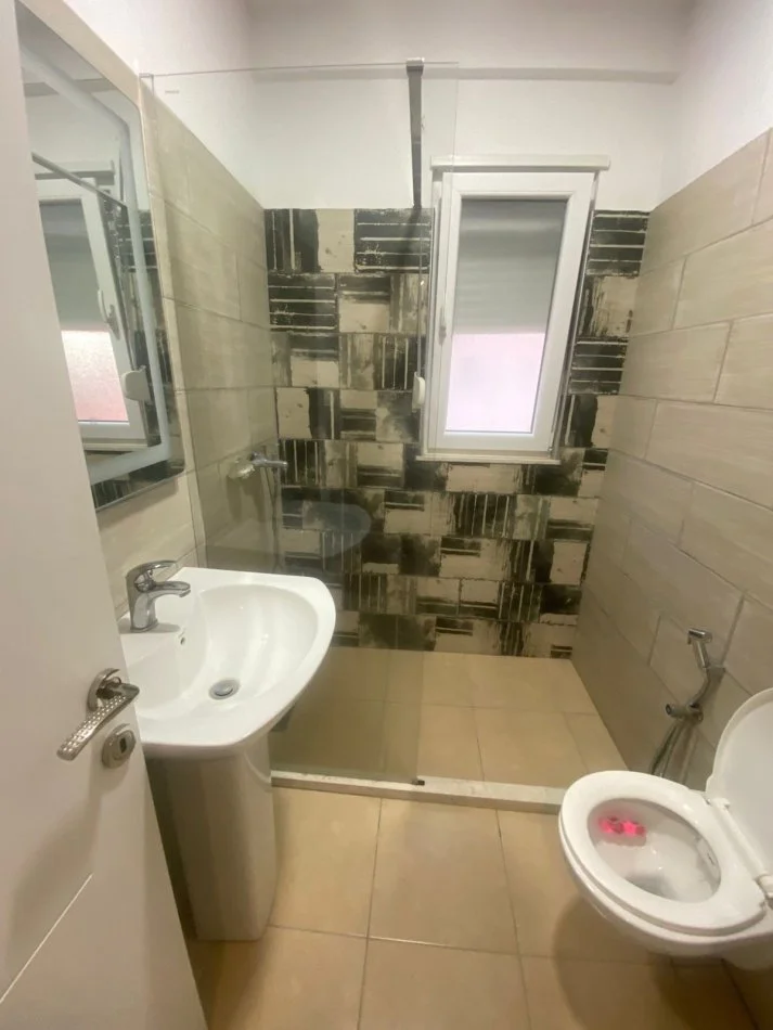 Tirane, jepet me qera apartament 1+1 Kati 3, 68 m² 500 € (Selite)