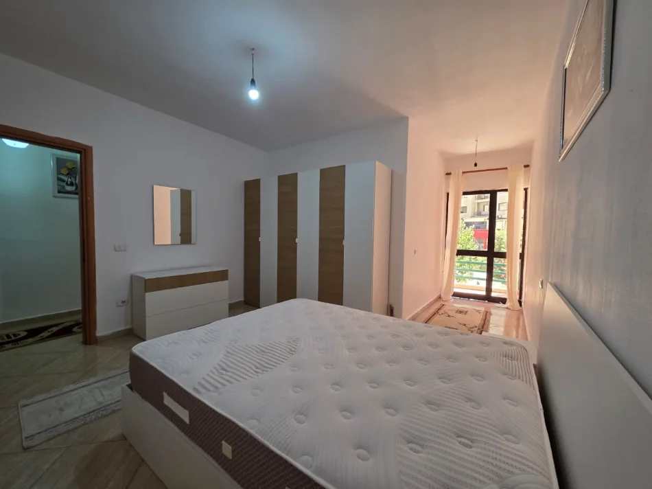 Tirane, jepet me qera apartament 1+1+Aneks+Ballkon Kati 1, 73 m² 450 € (Yzberisht)