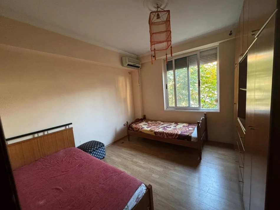 Tirane, jepet me qera apartament 3+1 Kati 2, 90 m² 600 € (Oxhaku)