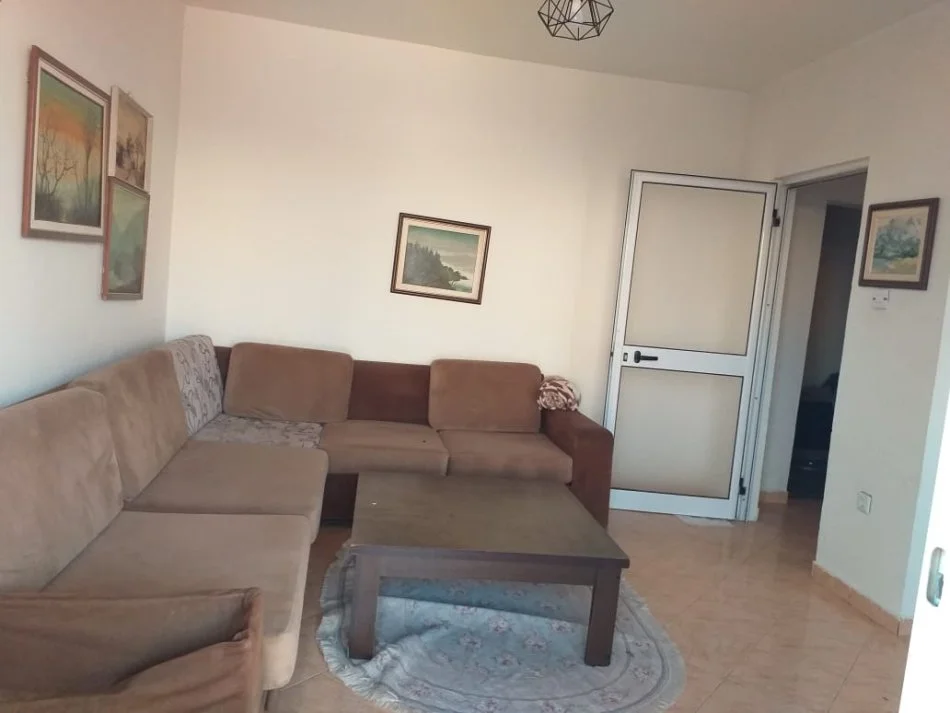 Tirane, jap me qera apartament 1+1+Ballkon Kati 5, 65 m² (Porcelan)