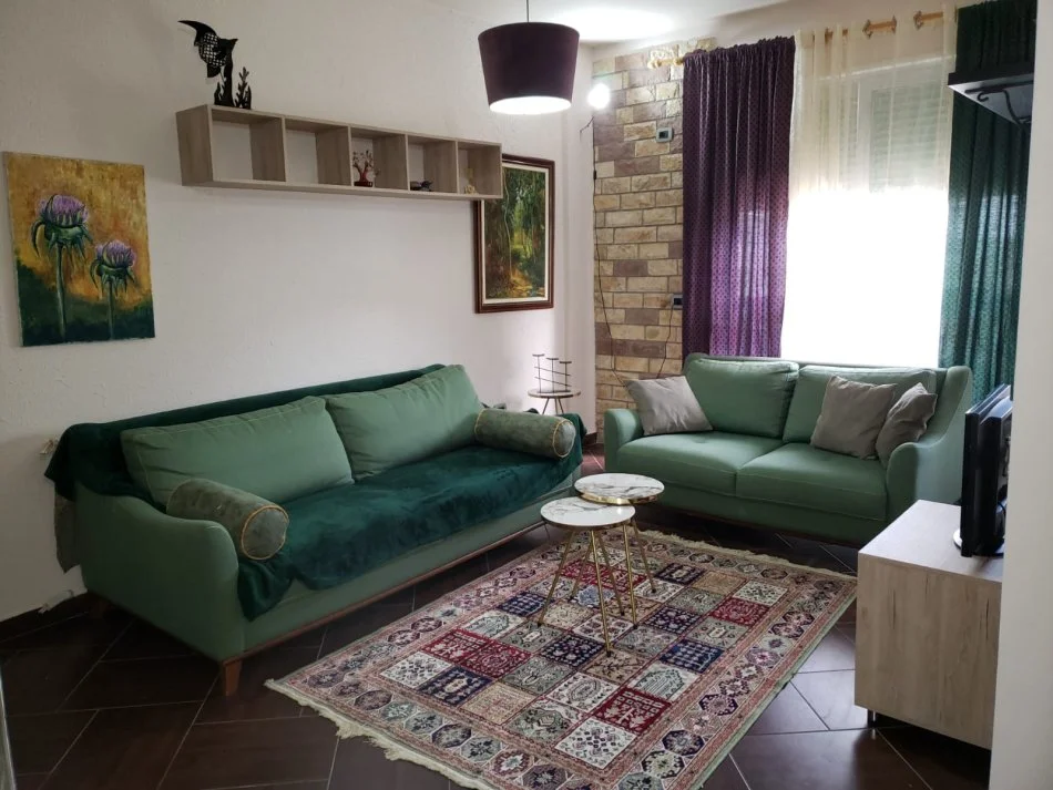 Tirane, jepet me qera apartament 1+1+Ballkon Kati 3, 75 m² 550 € (KOMUNA E PARISIT TEK ISH NEW YORK)