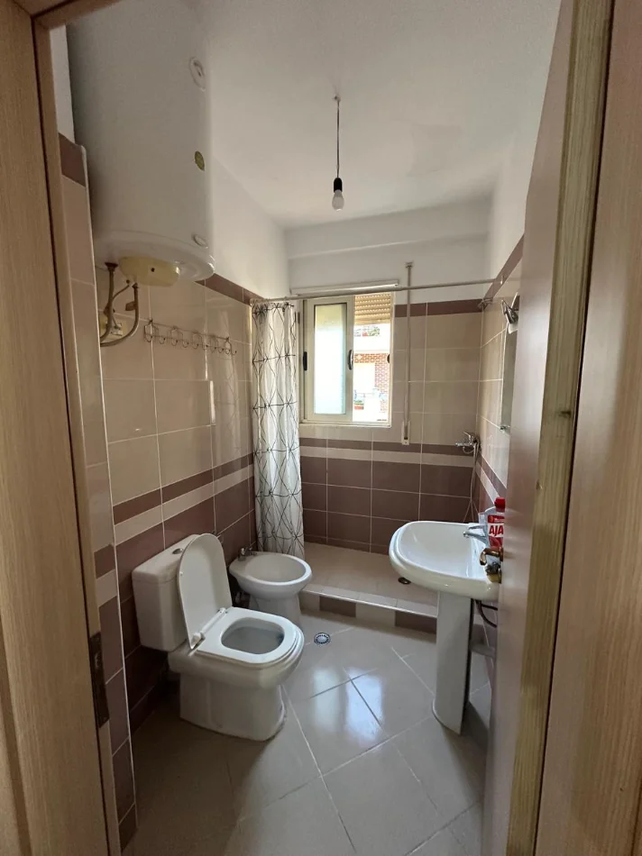 Tirane, jepet me qera apartament 1+1 Kati 4, 65 m² 400 € (Fresku)