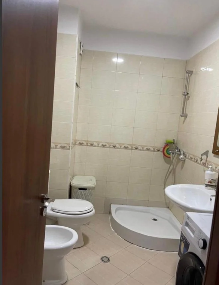 Tirane, jepet me qera apartament 1+1+Ballkon Kati 2, 55 m² 500 € (Rruga Haxhi Hysen Dalliu, prane Prokurorise ,prane Kmy)
