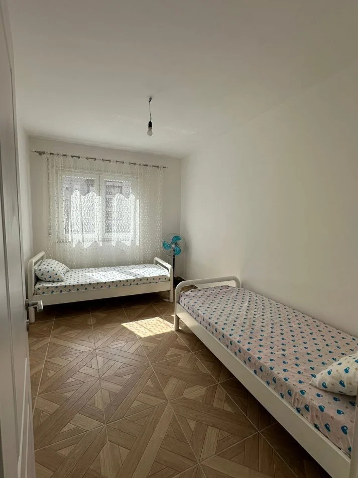 Tirane, jepet me qera apartament 2+1+Ballkon Kati 3, 102 m² 430 € (rruga sokrat miho)