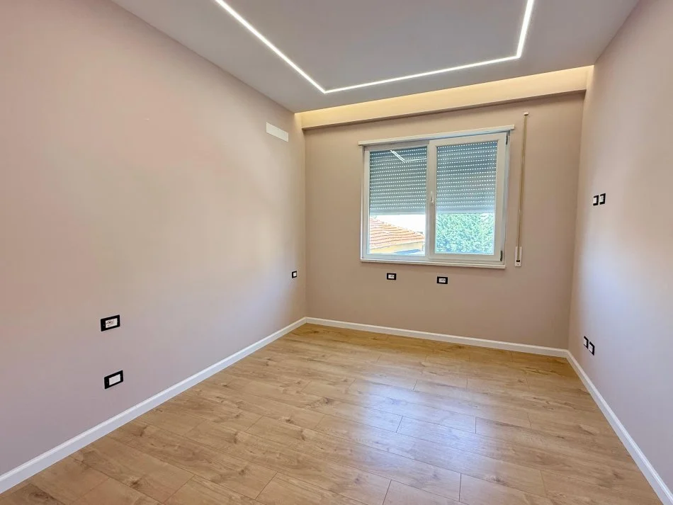 Tirane, jepet me qera apartament 2+1+Aneks+Ballkon Kati 3, 89 m² 550 € (Bulevardi Zhan Dark)