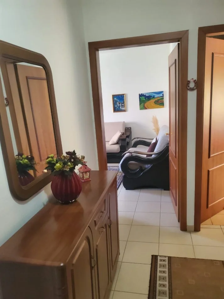 Tirane, jepet me qera apartament 1+1 , 65 m² 360 € (pandi dardha)
