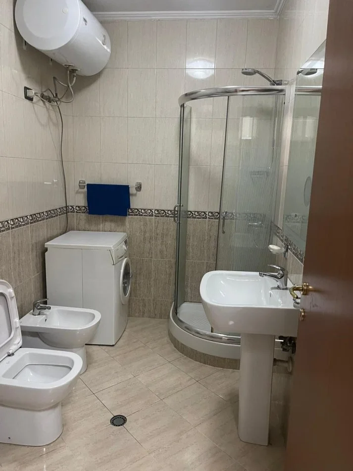Tirane, jepet me qera apartament 3+1 Kati 8, 130 m² 1.000 € (Qemal Stafa)