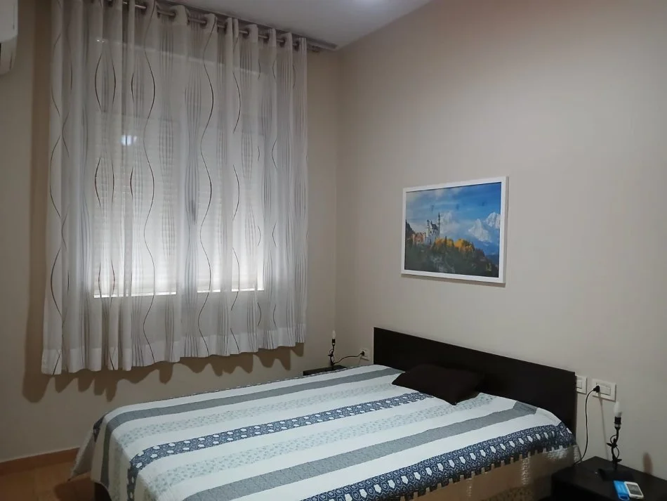 Tirane, jepet me qera apartament 3+1+Ballkon Kati 2, 1.400 € (tek Nobis)