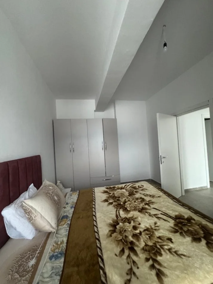 Tirane, jepet me qera apartament 2+1+Ballkon Kati 6, 90 m² 430 € (rruga 5 maj , pallatet e bashkise)