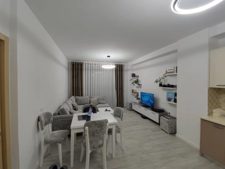 Tirane, jepet me qera apartament 2+1+Ballkon Kati 8, 98 m² 550 € (Astir , bar SANTANA)