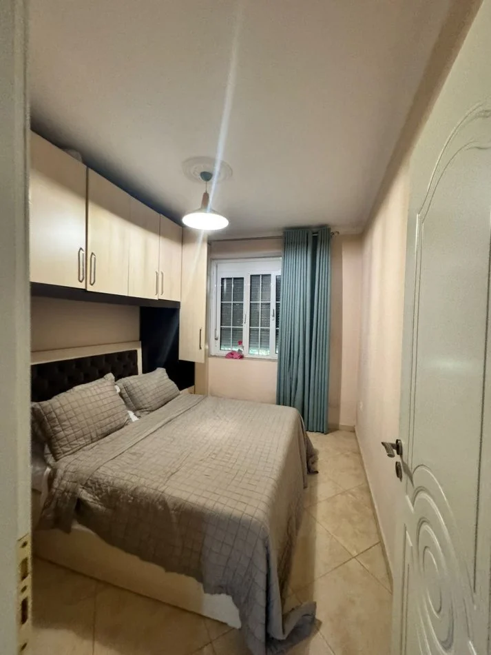 Tirane, jepet me qera apartament 1+1 Kati 1, 65 m² 450 € (mine peza)