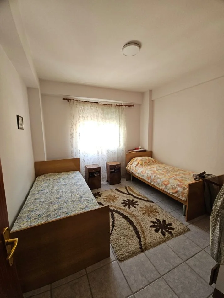 Tirane, jepet me qera apartament 3+1+Ballkon , 144 m² 750 € (rruga fortuzi)