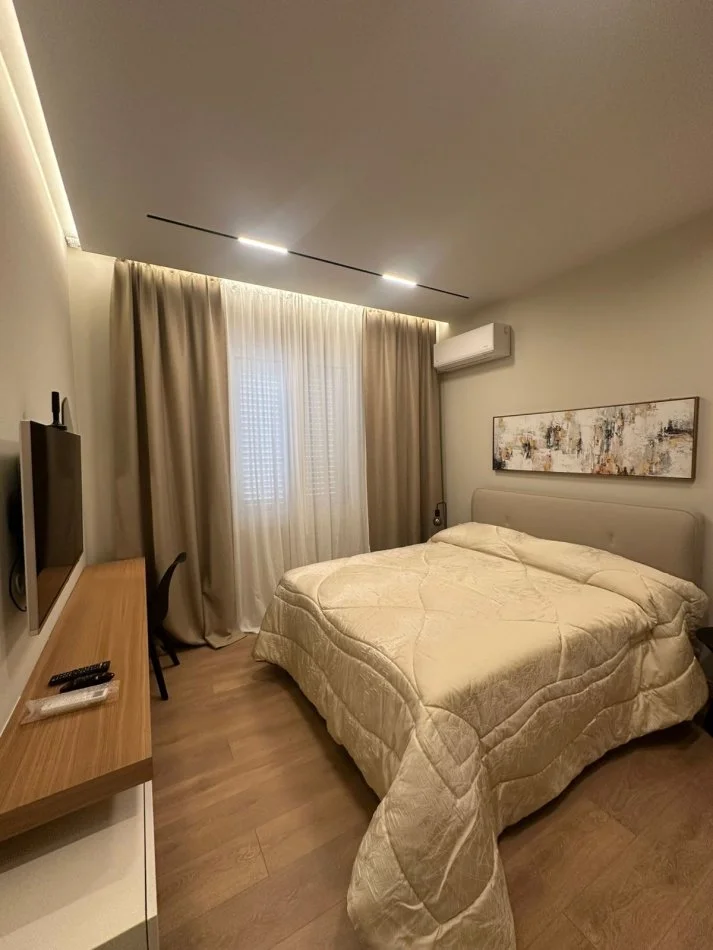 Tirane, jap me qera apartament 1+1 , 60 m² 700 € (Rruga e Barrikadave)