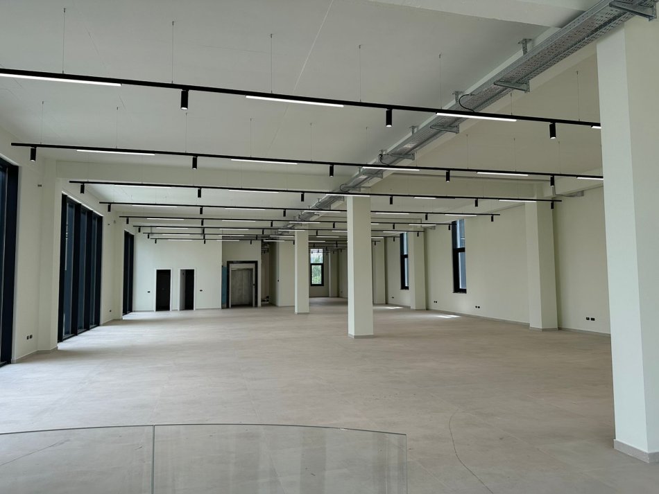 Tirane, jepet me qera ambjent biznesi Kati 0, 1,200 m² 7,000 € (Mezez)