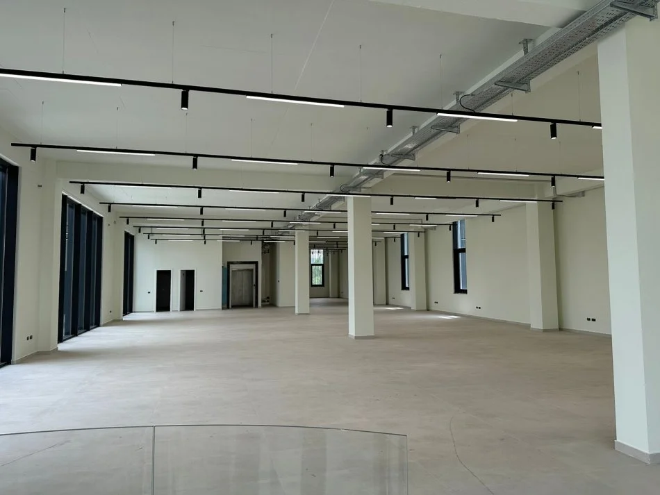 Tirane, jepet me qera ambjent biznesi Kati 0, 1,200 m² 7,000 € (Mezez)