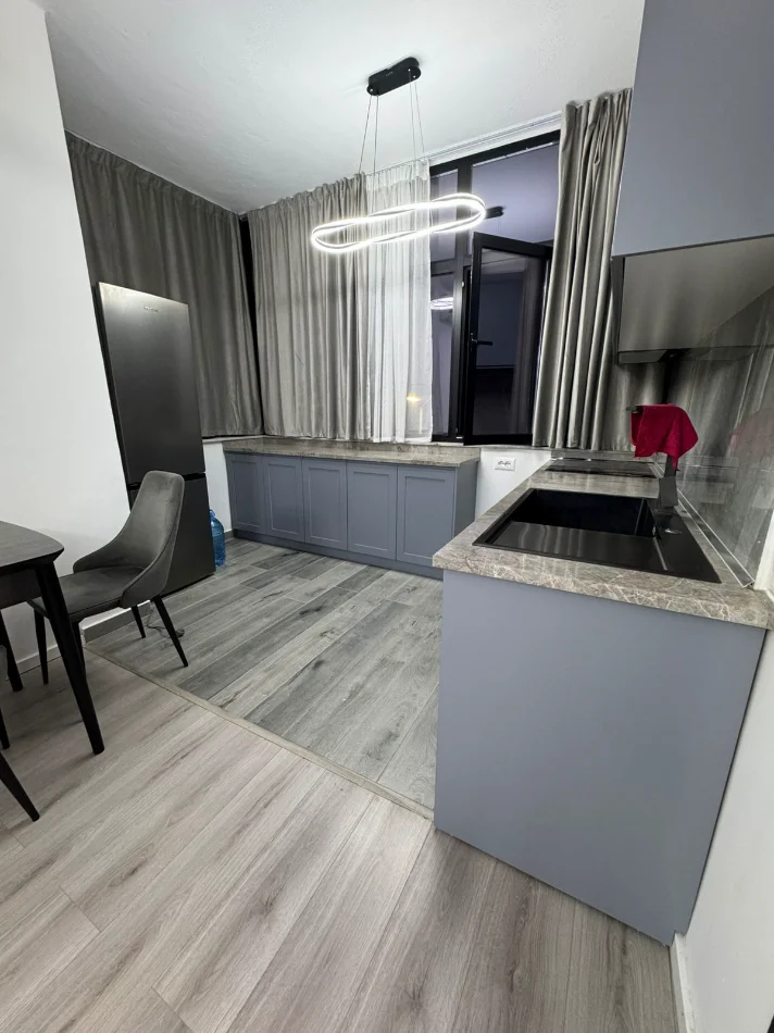 Tirane, jepet me qera apartament 1+1 Kati 2, 650 € (rruga fortuzi , rruga mine peza)