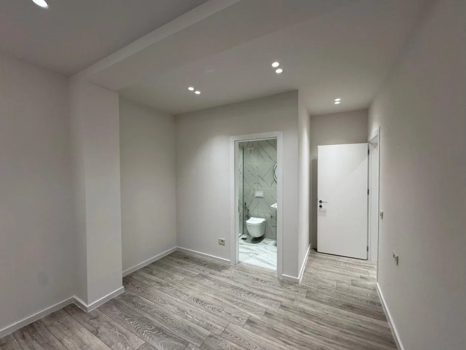 Tirane, jepet me qera apartament 2+1+Ballkon Kati 12, 104 m² 1.100 € (Rruga Mine Peza)