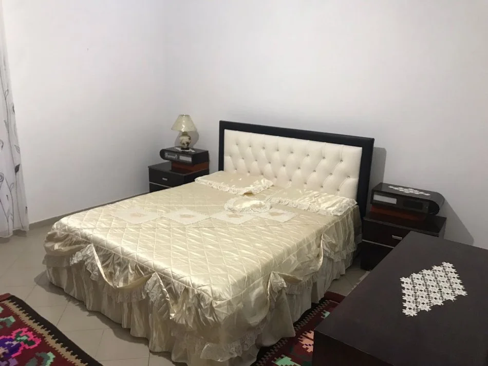 Tirane, jepet me qera apartament 3+1+Aneks+Ballkon Kati 1, 100 m² 400 € (rruga Ullishtes)