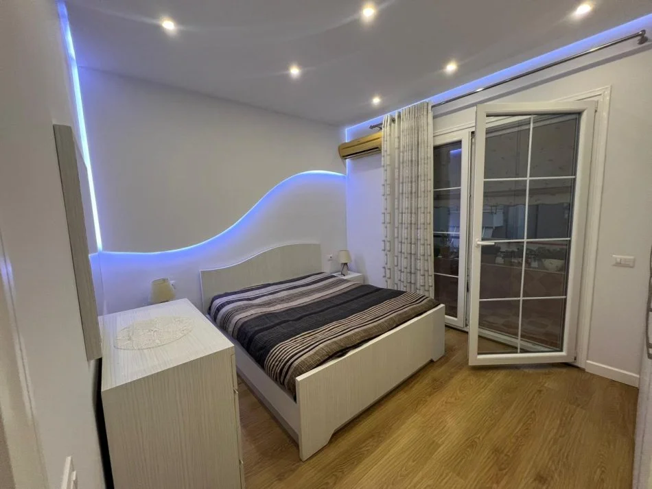 Tirane, shitet apartament 2+1 Kati 1,