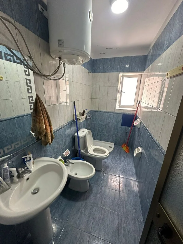 Tirane, jepet me qera apartament 1+1+Ballkon Kati 4, 67 m² 500 € (Zogu i zi)